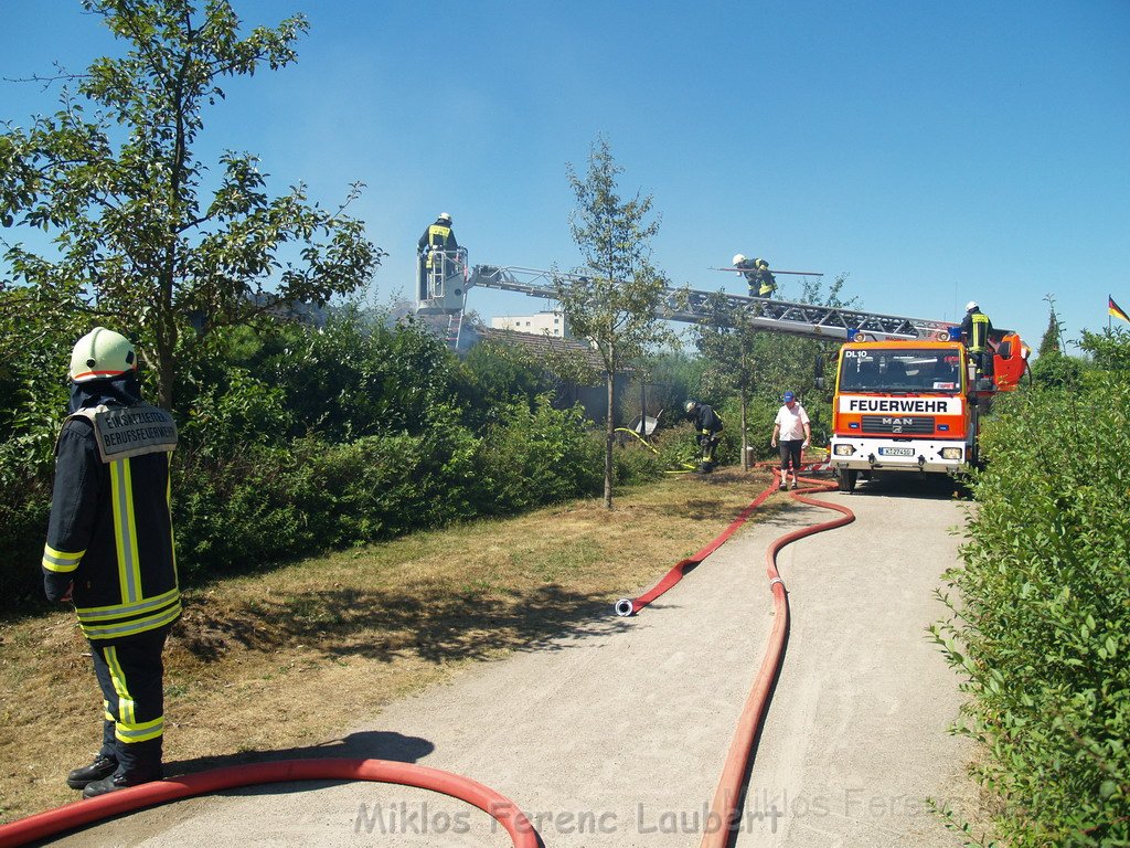 Gartenlaube in Vollbrand Koeln Poll Im Gremberger Waeldchen P234.JPG